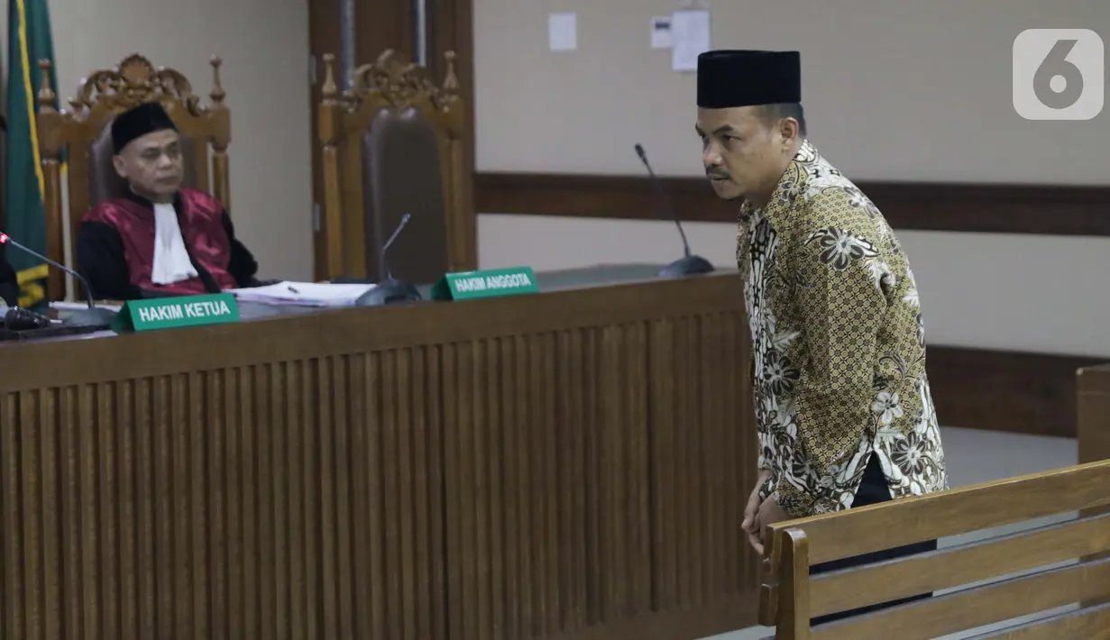 Tersangka dugaan suap ke Gubernur Kepri nonaktif Nurdin Basirun, Abu Bakar saat menjalani sidang pembacaan dakwaan di Pengadilan Tipikor, Jakarta, Rabu (2/10/2019). Abu Bakar didakwa membantu pengusaha Kock Meng memberikan suap terkait izin pemanfaatan laut. (Liputan6.com/Helmi Fithriansyah)