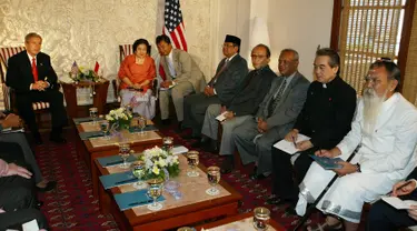 KH Hasyim Muzadi (kelima kanan) mendampingi Presiden Megawati Soekarnoputri bertemu Presiden AS George W. Bush dan pemimpin agama-agama lain di Patra Bali Airport Resort and Villas di Bali, Indonesia, Rabu, 22 Oktober 2003. (AP Photo / Charles Dharapak)