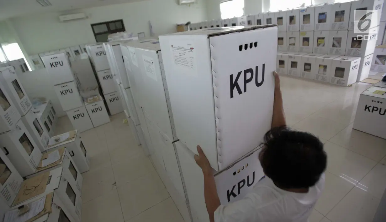 Panitia Pemilihan Kecamatan (PPK) menyusun kotak logistik hasil Pemilu 2019 di Kecamatan Menteng, Jakarta, Kamis (18/4). KIP menargekan distribusi logistik hasil pemilu dari TPS ke tingkat PPK di daerah selesai dalam sehari dan dilanjutkan rekapitulasi pada 19 April. (Liputan6.com/Faizal Fanani)