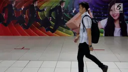 Seorang pria berjalan di depan papan iklan di Blok M Mal, Jakarta Selatan, Selasa (8/1). Maraknya pusat perbelanjaan di Ibukota Jakarta, membuat Blok M Mal semakin sepi dan berkurangnya minat pengunjung. (Liputan6.com/Johan Tallo)