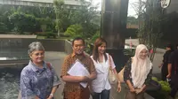 Keluarga Budi Mulya Minta KPK Usut Tuntas Kasus Century. (Liputan6.com/Lizsa Egehem)