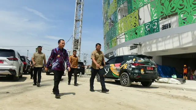 Tinjau Stadion Utama