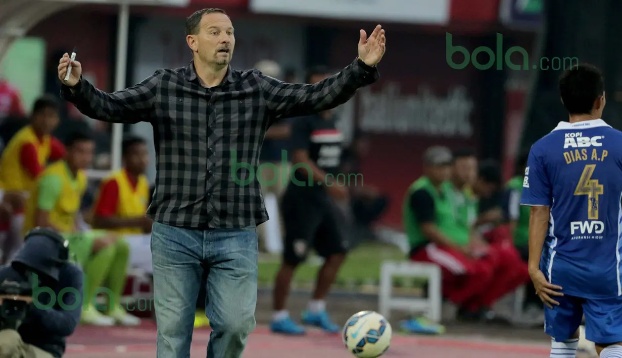 Ekspresi Dejan Antonic, pelatih Persib Bandung saat melawan Bali United dalam turnamen sepak bola Bali Island 2016 di Stadion Kapten I Wayan Dipta, Gianyar, Bali, Minggu (21/2/2016). (Bola.com/Peksi Cahyo)