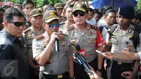 Kapolri Jenderal Tito Karnavian memberikan keterangan di lokasi penggerebekan teroris Tangsel, Banten, Rabu (21/12). Tito menyatakan tewasnya tiga terduga teroris karena mereka hendak melawan aparat dengan bom saat ditangkap. (Liputan6.com/Helmi Afandi)