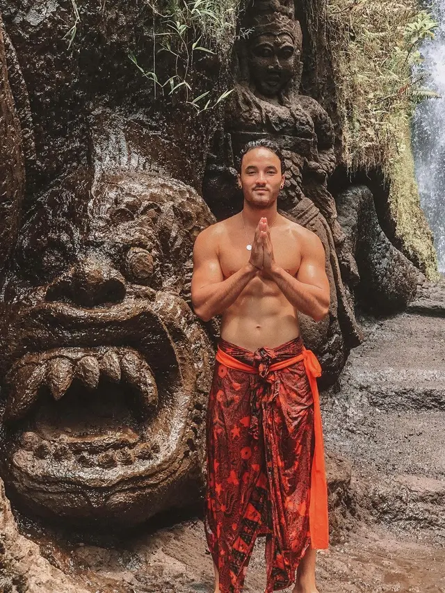 8 Potret Keanu Campora, Badannya Jadi Bahan Editan Foto Aliff Alli