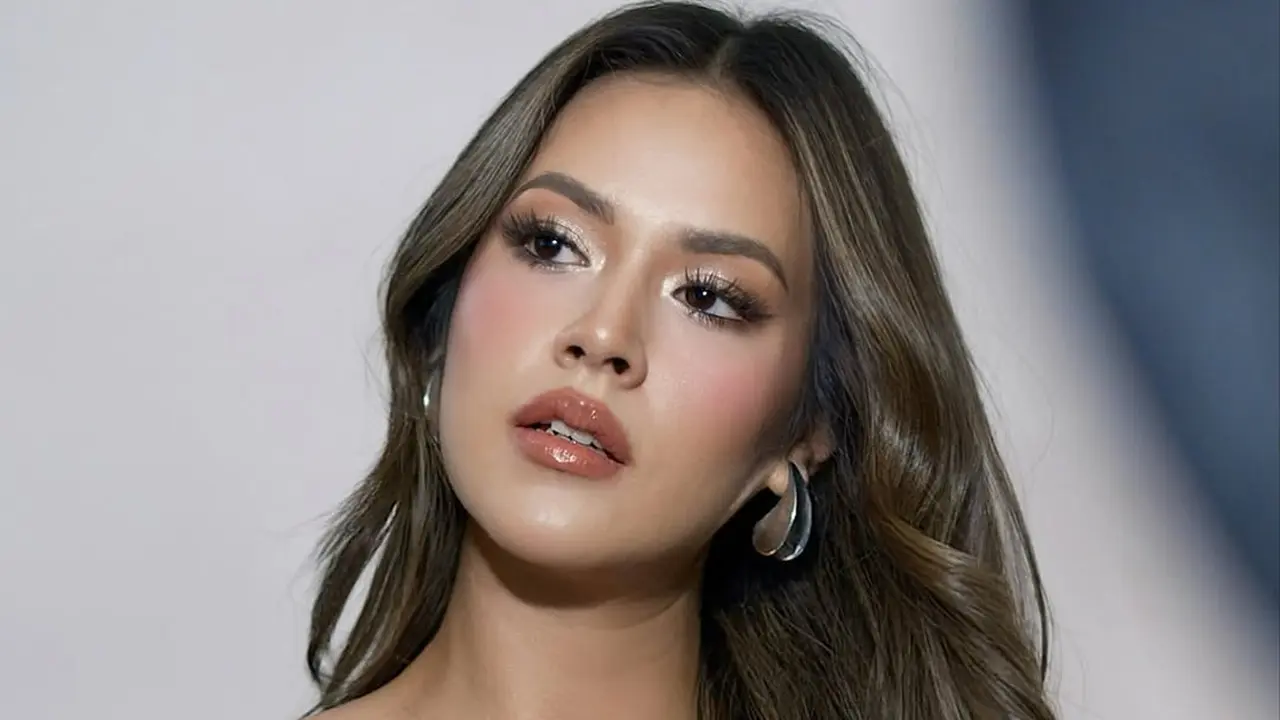 Bak Cinderella Modern, Raisa Andriana Tampil Memesona dengan Latte Makeup dan Blue Dress saat Manggung