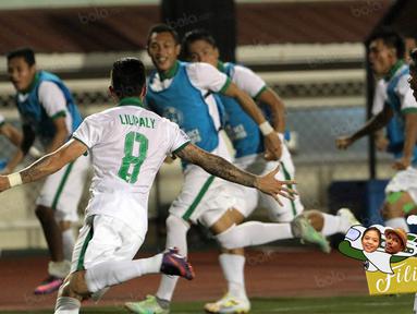 Gelandang Timnas Indonesia, Stefano Lilipaly, berlari mengejar rekan-rekannya usai mencetak gol ke gawang Singapura pada laga Piala AFF 2016 di Filipina, Jumat (25/11/2016). (Bola.com/Nicklas Hanoatubun)
