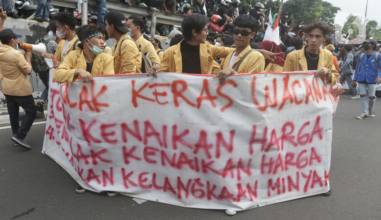 Aliansi Mahasiswa dari berbagai universitas melakukan aksi jalan kaki menuju Gedung MPR/DPR/DPD untuk menyuarakan aspirasi, Senin (11/4/2022). Dalam aksinya, mereka menuntut penurunan harga bahan pangan, menolak isu perpanjangan masa jabatan Presiden. (Liputan6.com/Helmi Fithriansyah)