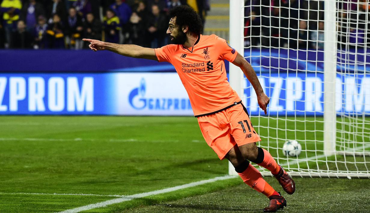 Gelandang Liverpool, Mohamed Salah, merayakan gol yang dicetaknya ke gawang Maribor pada laga Liga Champions di Stadion Ljudski Vrt, Maribor, Selasa (17/10/2017). Maribor kalah 0-7 dari Liverpool. (AFP/Jure Makovec)