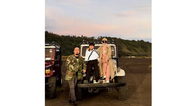 5 Gaya Kasual Mulan Jameela saat Liburan di Bromo, Outer dan Topi Visor Senada
