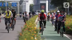Warga bersepeda saat penerapan Pemberlakuan Pembatasan Kegiatan Masyarakat (PPKM) level 1 di kawasan Jalan Sudirman - Thamrin, Jakarta, Minggu (7/11/2021). Organisasi Kesehatan Dunia (WHO) melaporkan Indonesia nihil provinsi beresiko sedang dan tinggi Covid- 19. (Liputan6.com/Johan Tallo)