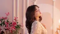5 Pesona Fuji Tampil Klasik Fuji dengan Gaun dan Rambut Ikal, Bak Putri Istana yang Anggun