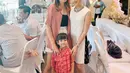 Jessica Mila sendiri tampil manis dibalut dress putih tanpa lengan Dress pendek yang dikenakannya ini memiliki detail lipit di bagian bawah samping kiri-kanannya. [Foto: Instagram]