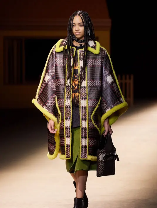 Memperkenalkan koleksi klasik Coach seperti shearling dan outerwear kulit yang dikontraskan dengan lace yang manis dan crocheted dresses, pops of neon yang terinspirasi oleh leather bar pada tahun 70-an. /Foto: dok Coach.