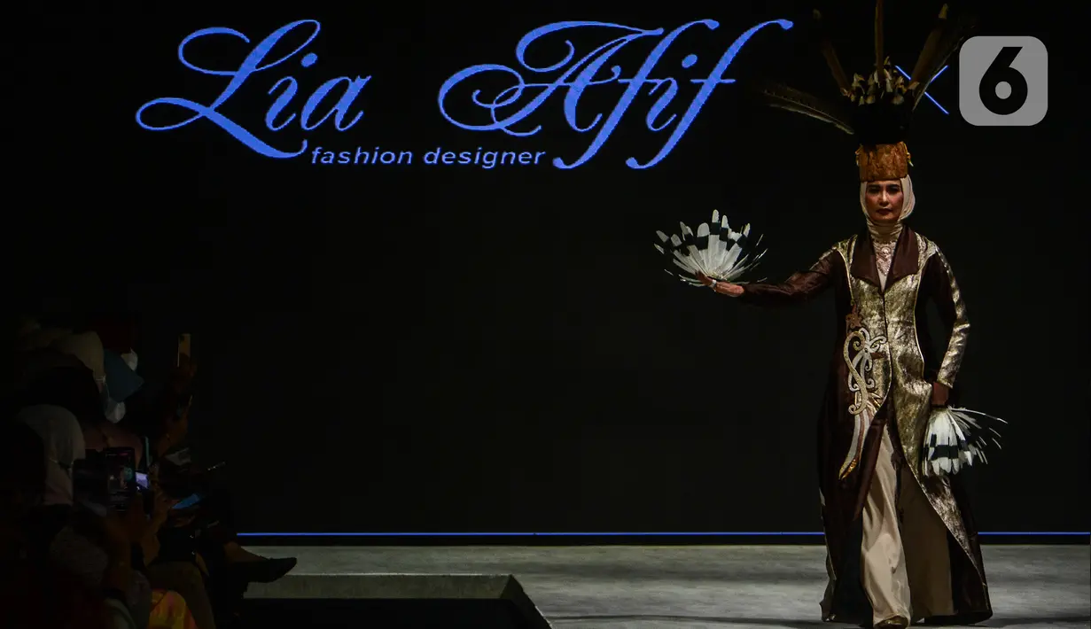 Model mengenakan busana kain rancangan karya LIA AFIF fashion desainer berkolaborasi dengan Pemkab Kutai Timur pada Indonesia Fashion Week 2022 di Jakarta Convention Center, Rabu (13/4/2022). Perhelatan Indonesia Fashion Week mengangkat tema "Magnificient Borneo". (Liputan6.com/JohanTallo)