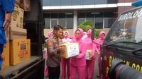 Polda Jatim kirim paket bantuan untuk korban gempa Cianjur. (Dian Kurniawan/Liputan6.com)