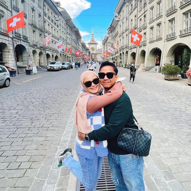 7 Potret Sheza Idris dan Keluarga Liburan di Luar Negeri, Umumkan Kehamilan