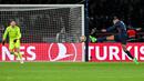 Pemain PSG, Kylian Mbappe (kanan) melesatkan tembakan ke gawang Real Sociedad yang dijaga Alex Remiro pada laga leg pertama 16 besar Liga Champions 2023/2024 di Parc des Princes, Paris, Prancis, Kamis (15/02/2024) WIB. (AFP/Miguel Medina)