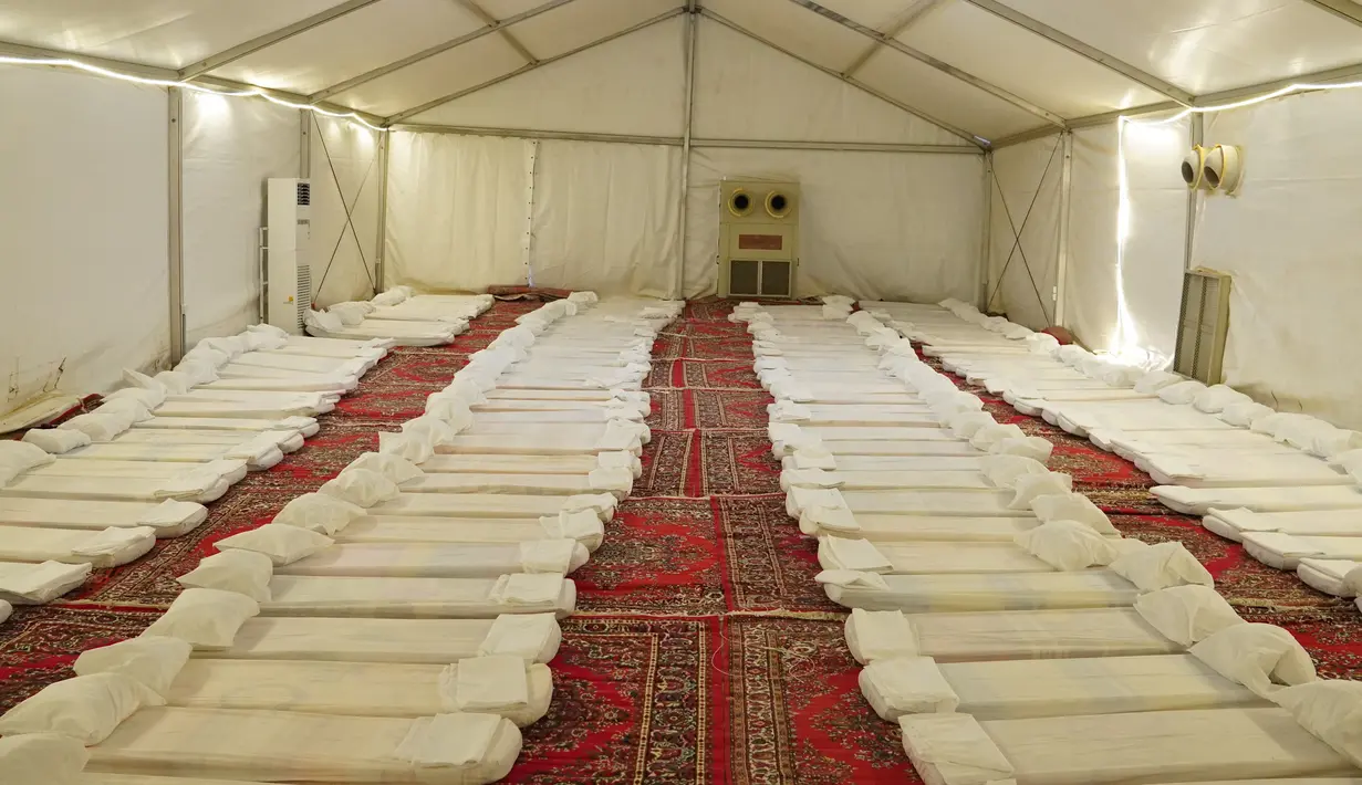 Tiba di Arafah sekitar pukul 17.30 waktu Arab Saudi, Menag lebih dulu meninjau kesiapan tenda jemaah haji Indonesia. Menag melihat tenda sudah digelar karpet merah, serta dilengkapi fasilitas kasur busa. (FOTO: MCH PPIH ARAB SAUDI 2023)