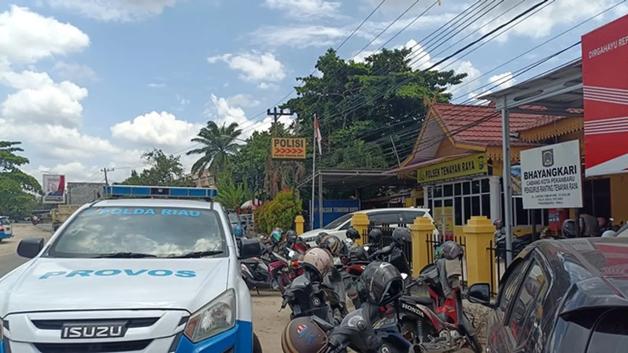 Polsek Tenayan Raya Pekanbaru yang selnya dibobol oleh belasan tahanan untuk kabur.