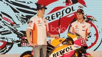 Pebalap Repsol Honda Team, Marc Marquez (kiri) dan Dani Pedrosa saat berfoto dengan tunggangan barunya pada MotoGP 2017 nanti pada peluncuran di Kemayoran, Jakarta. (Bola.com/Nicklas Hanoatubun)