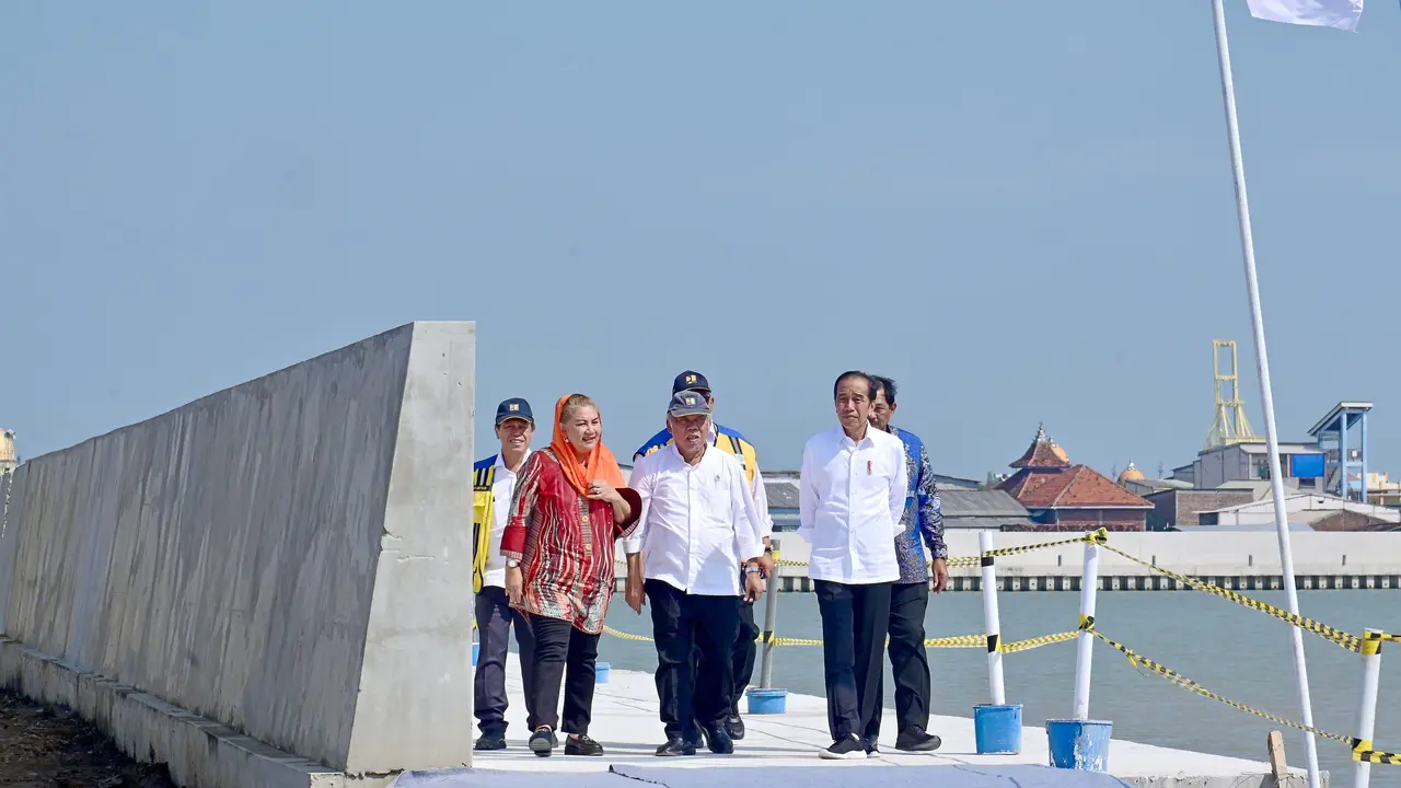 Jokowi meninjau proyek pengendalian banjir rob di Tambak Lorok, Kota Semarang, Provinsi Jawa Tengah pada Senin, 17 Juni 2024.