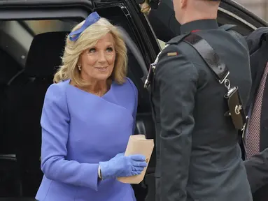 Ibu Negara AS Jill Biden tiba di Westminster Abbey sebelum upacara penobatan Raja Charles III di London, Sabtu (6/5/2023). Joe Biden mengutus istrinya untuk menghadiri penobatan Raja Charles III di mana hal itu  meneruskan tradisi tak ada Presiden AS yang pernah menghadiri penobatan Raja Inggris. (Jacob King/PA via AP)