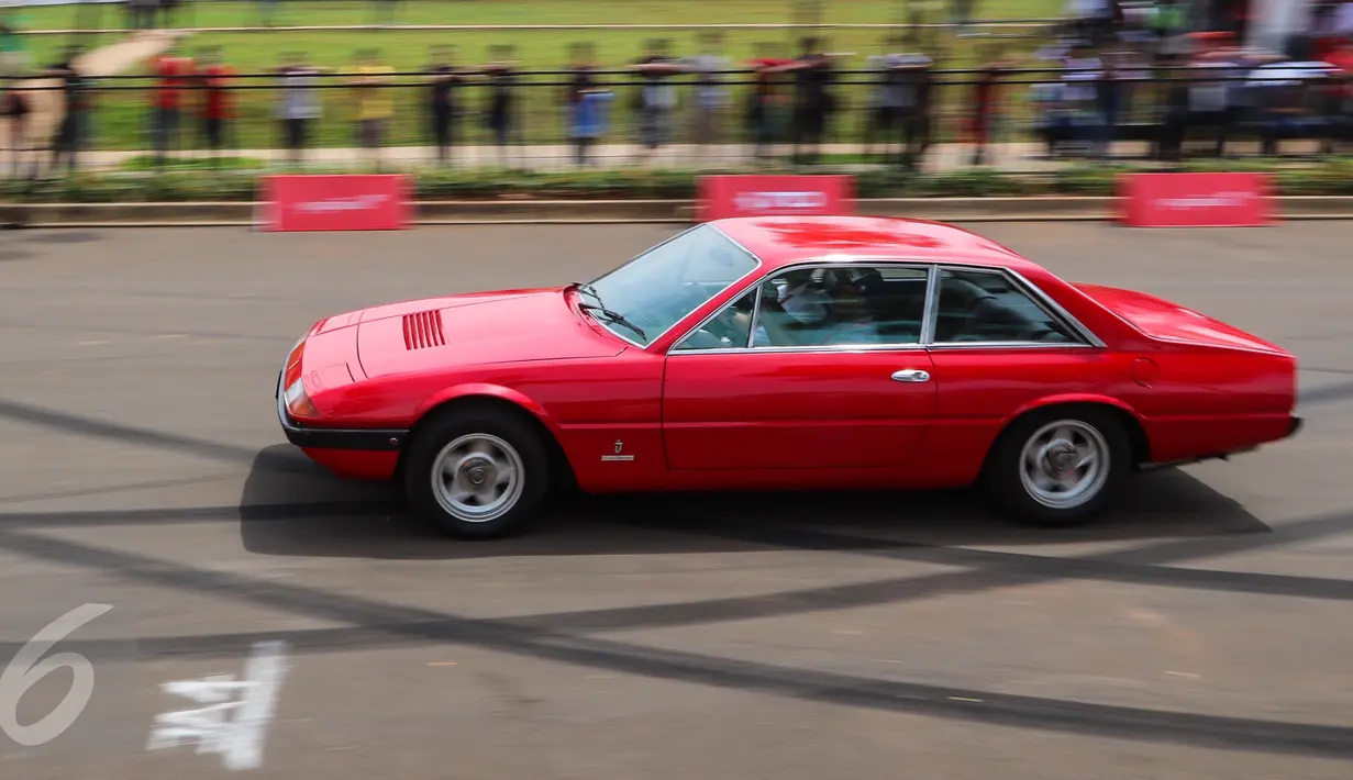 Pengemudi memacu mobil Ferrari klasik saat mengikuti Ferrari Festival of Speed di BSD City, Tangerang Selatan, Minggu (23/04). Acara ini diselenggarakan dalam rangka memperingati ulang tahun Ferrari yang ke-70. (Liputan6.com/Fery Pradolo)