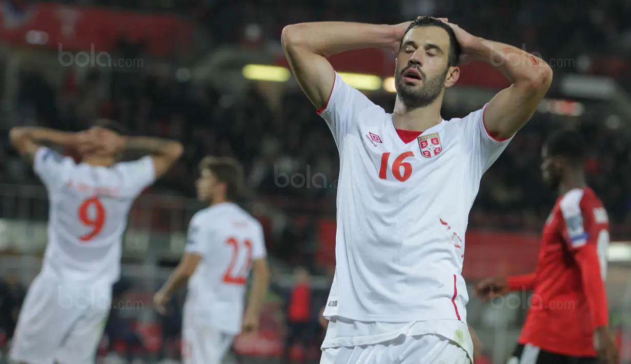 Gelandang Serbia, Luka Milvojevic, tampak kecewa usai kebobolan dari Austria pada laga kualifikasi Piala Dunia 2018 di Stadion Ernst Happe, Wina, Jumat (6/10/2017). Austria menang 3-2 atas Serbia. (Bola.com/Reza Khomaini)