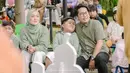 Mantan suami istri yang pernah membina rumah tangga selama 15 tahun ini tampak mengikuti rangkaian acara ulang tahun anak dengan penuh bahagia. Ririe dan Ayus duduk bareng dua buah hatinya, Bian dan Ben sambil menyaksikan hiburan acara. (Liputan6.com/IG/@ririe_fairus)