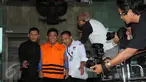 Ketua DPRD Muba Riamon Iskandar saat di tahan oleh komisi Pemberantasan Korupsi , Selasa (15/12). Riamon menjadi tersangka kasus dugaan suap DPRD Kabupaten Musi Banyuasi. (Liputan6.com/Helmi Afandi)