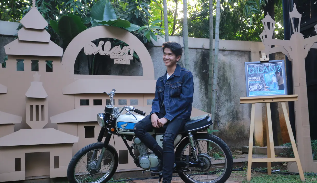 Mendapat peran menjadi Dilan, Iqbaal mengakui semakin mendalami karakter Dilan yang terdapat pada novel. Salah satunya adalah bertanya pada Ayah (sapaan akrab untuk Pidi Baiq). (Adrian Putra/Bintang.com)