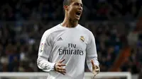 Cristiano Ronaldo melakukan selebrasi setelah mencetak gol ke gawang Espanyol, Senin (1/2/2016) dini hari WIB. (Reuters/Juan Medina)