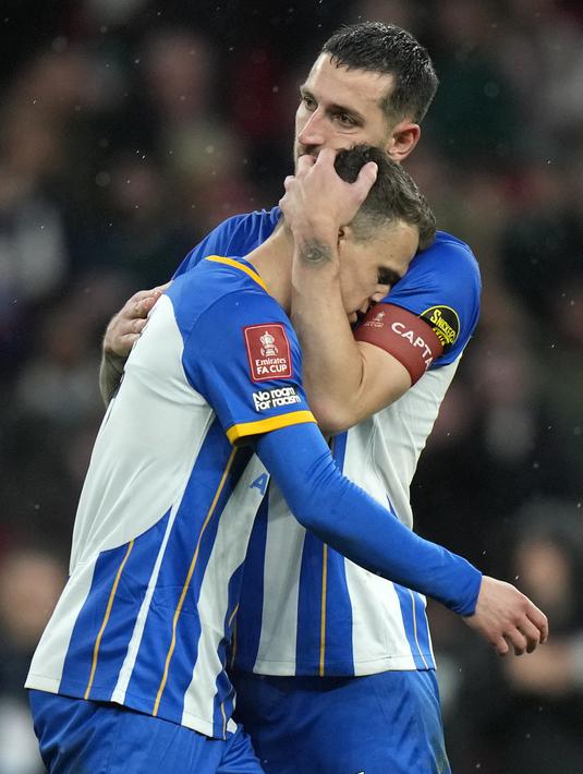 <p>Di partai final, MU sudah ditunggu rival sekota Manchester City yang sudah lolos lebih dulu. Sejarah baru pun tercipta. Untuk pertama kalinya ada derby Manchester di final Piala FA. (AP Photo/Alastair Grant)</p>