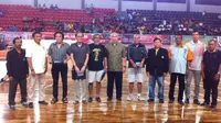 Persatuan Basket Seluruh Indonesia (Perbasi) memberikan penghargaan kepada tiga pelatih kenamaan atas dedikasi mereka dalam memajukan basket nasional, Sabtu (26/12/2015). (Twitter)