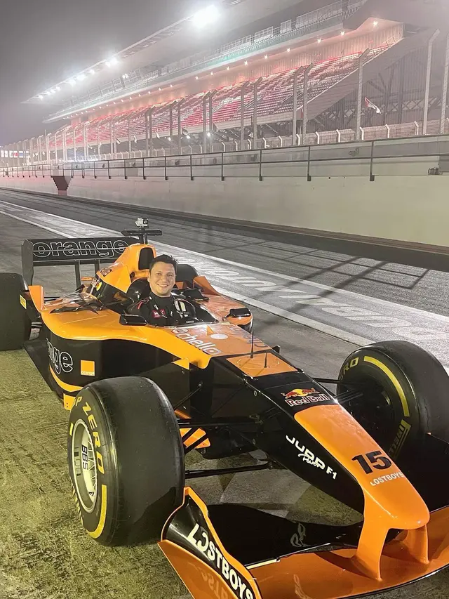Tampil Keren, Ini 7 Gaya Christian Sugiono Jajal Mobil F1 di Dubai