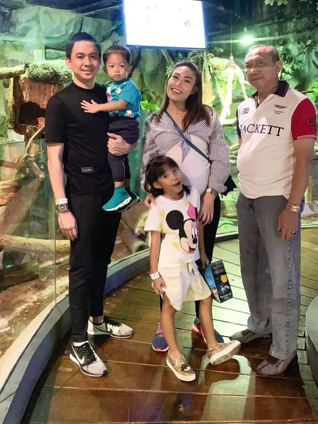 6 Potret Kedekatan Ayu Dewi dan Ayahnya yang Jarang Terekspos