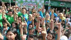 Puluhan murid SD Mexico mengikuti ‘Gerakan Energi Merah Putih untuk Indonesia’, Jakarta, Kamis (28/5/2015). Gerakan ini bertujuan untuk memberi dukungan moril bagi atlet Indonesia yang berlaga di Sea Games 2015 Singapura. (Liputan6.com/Herman Zakharia)