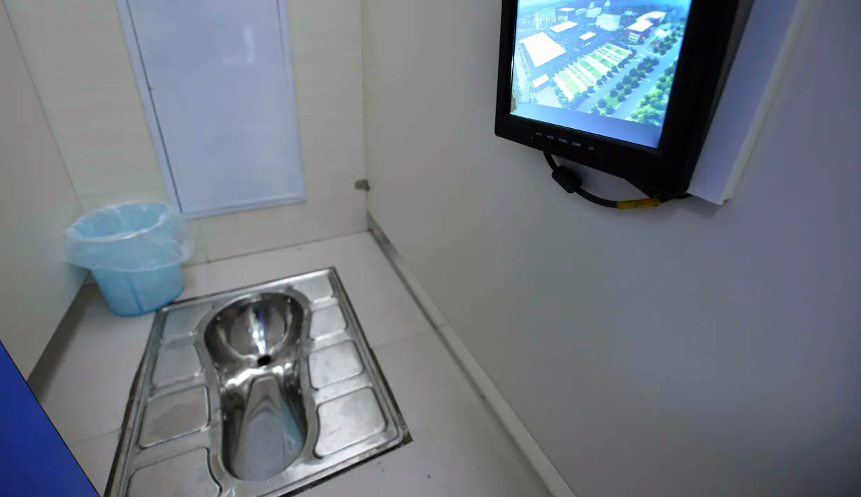 Kondisi toilet umum pertama yang dilengkapi Wi-fi, mesin ATM hingga tempat pengisian energi untuk ponsel dan mobil listrik di Beijing, Kamis (19/11). Toilet ini juga akan dibuka di pinggiran kota Beijing dan kota lainnya. (CHINA OUT AFP PHOTO)