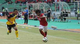 Penyerang timnas Indonesia U-23, Ilham Udin Armaiyn (kanan) menghindari kawalan pemain Brunei Darussalam, M Faiz Farhan B Kamat di laga kualifikasi grup H Piala Asia 2016 di Stadion GBK Jakarta, Minggu (29/3/2015). (Liputan6.com/Helmi Fithriansyah)