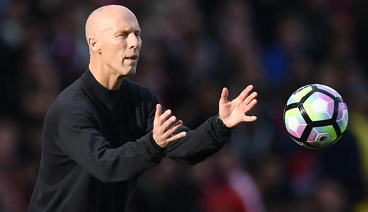 Bob Bradley. Ia mulai menangani Swansea setelah menggantikan Francesco Guidolin pada Oktober 2016 usai menyisihkan calon lainnya, Ryan Giggs. Ia dipecat petinggi klub usai 84 hari setelah hanya meraih 2 kemenangan, 2 hasil imbang dan 7 kekalahan dalam 11 laga. (AFP/Justin Tallis)