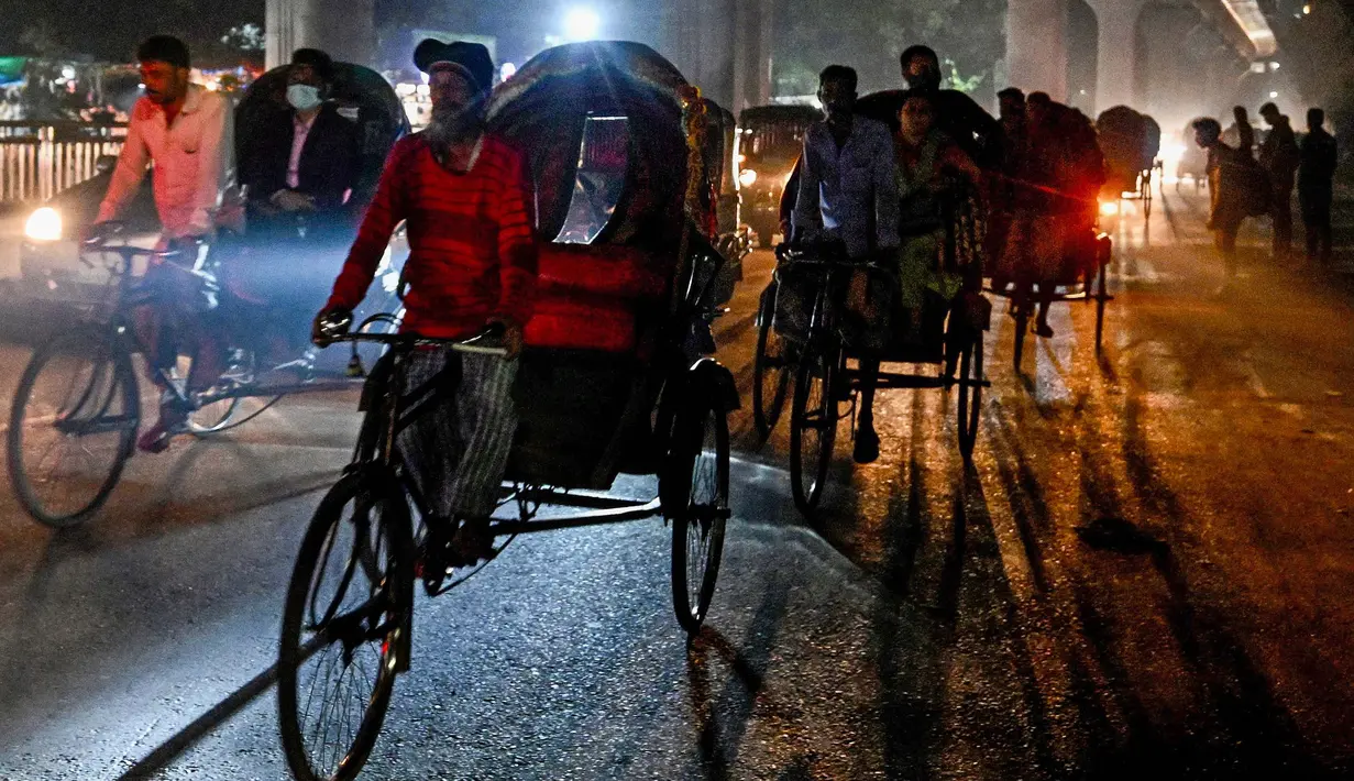 Namun banyak yang mengkhawatirkan bahwa kerajinan yang penuh warna ini mulai memudar di tengah-tengah becak motor modern yang lebih cepat. (Munir UZ ZAMAN/AFP)