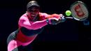 Penampilan nyentrik itu ternyata bermakna spesial bagi Serena Williams. Dia mengaku terinspirasi dari mendiang pelari AS, Florence Griffith-Joyner. (AFP/Paul Crock)