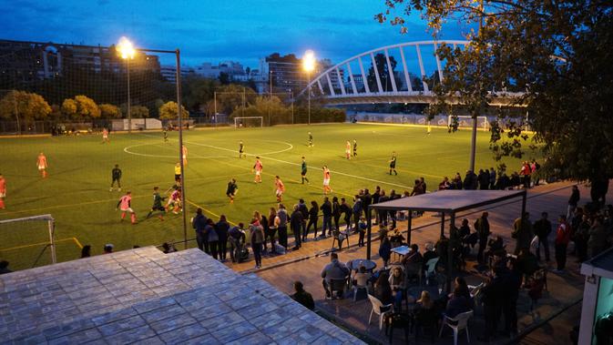 Lapangan sepak bola di kolong jembatan Puente de la Alameda di atas taman kota Jardines del Turia, Valencia (Marco Tampubolon/Liputan6.com)