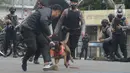 Anggota polisi dengan anjing pelacak melakukan simulasi penangkapan terduga pengedar narkoba dalam upacara penutupan pelatihan Tim Patroli Perintis Presisi di Polda Metro Jaya, Jakarta, Selasa (30/11/2021). (merdeka.com/Imam Buhori)