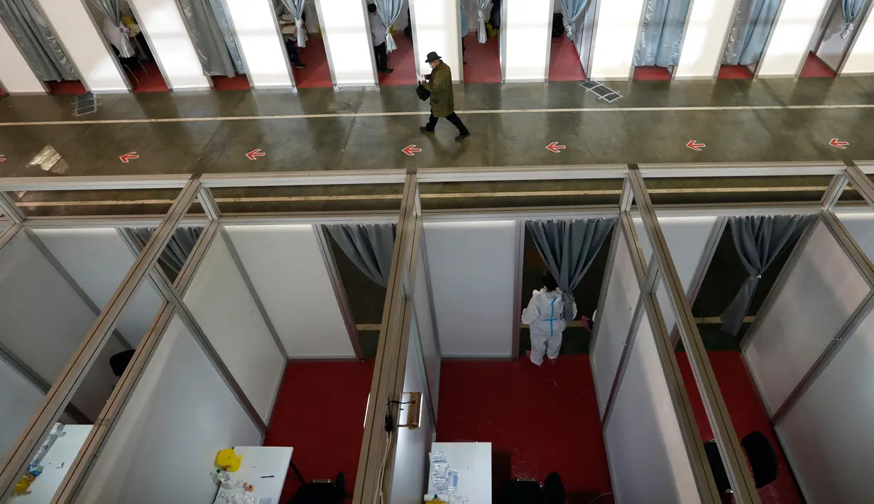Seorang pria berjalan pergi setelah menerima vaksin COVID-19 di pusat vaksinasi darurat Belgrade Fair, di Beograd, Serbia, Senin (25/1/2021). Serbia adalah negara Eropa pertama yang menerima vaksin COVID-19 Sinopharm China untuk program inokulasi massal. (AP Photo/Darko Vojinovic)