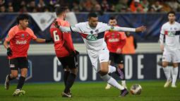 Pemain PSG, Kylian Mbappemengontrol bola pada laga Piala Prancis 2023/2024 melawan Revel di Pierre-Fabre stadium, Castres, Prancis, Senin (08/01/2024) dini hari WIB. (AFP/Valentine Chapuis)