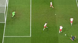 Tendangan keras dari pemain yang kerap disebut sebagai "Bos Kecil" di PSG tersebut berhasil mengoyak gawang Polandia yang dikawal Wojciech Szczesny pada menit ke-74. Bahkan FIFA mencatat kecepatan bola dari tendangan Mbappe mencapai 47 km/jam. (AFP/Glyn Kirk)