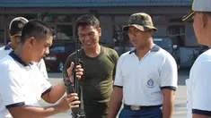 Citizen6, Jakarta: Para prajurit Kolinlamil Jakarta, dalam Lomba Jurit Tangkas HUT Ke - 51 Kolinlamil di Lapangan Apel Mako Kolinlamil, Tanjung Priok, Jakarta Utara, Selasa (26/6). (Pengirim: Kadispen Kolinlamil).