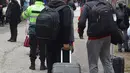 Warga Bolivia mengantre masuk ke perbatasan Peru untuk memasuki negara tersebut, di desa Desaguadero, Bolivia, pada 18 Februari 2022. Peru membuka kembali perbatasan dengan Bolivia dan Ekuador setelah ditutup hampir dua tahun karena pandemi Covid-19. (Carlos MAMANI/AFP)